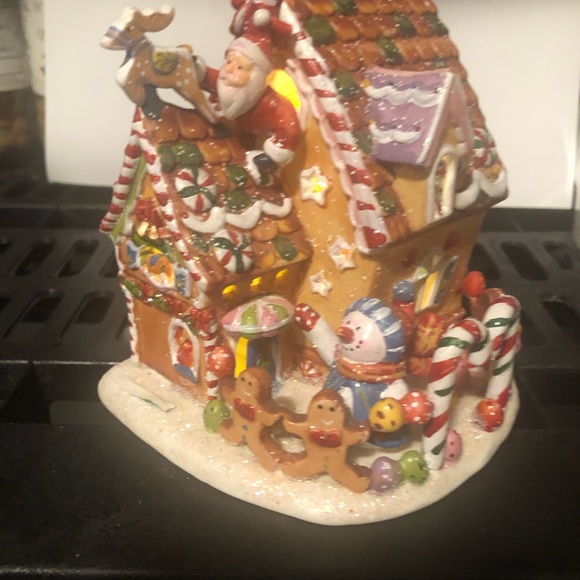 Christmas Candy Cane House - Picture 4 of 4